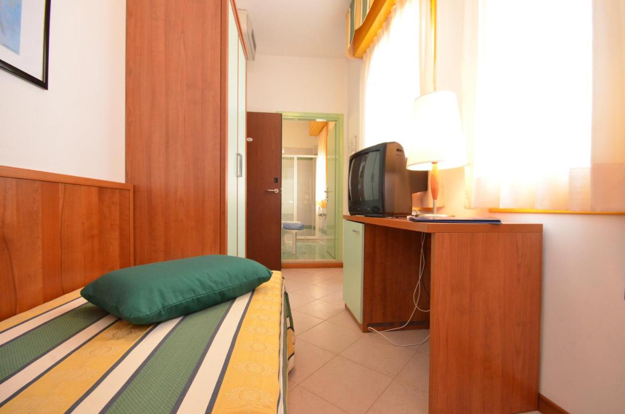 Hotel Luna Bibione Kültér fotó
